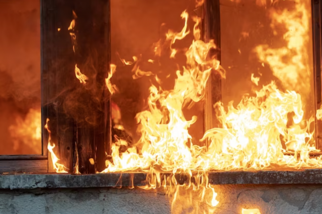 В Челябинской области ликвидировали открытое горение на оптовой базе