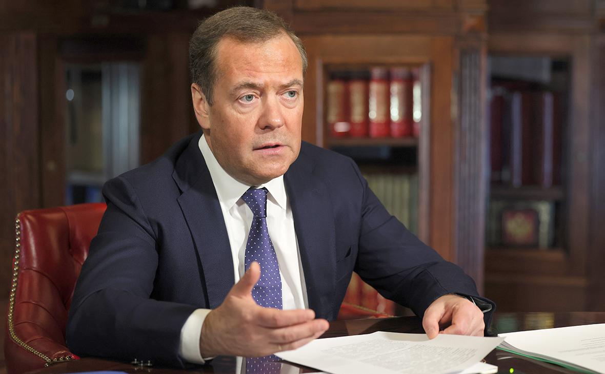 Медведев допустил точечные изменения в Конституцию