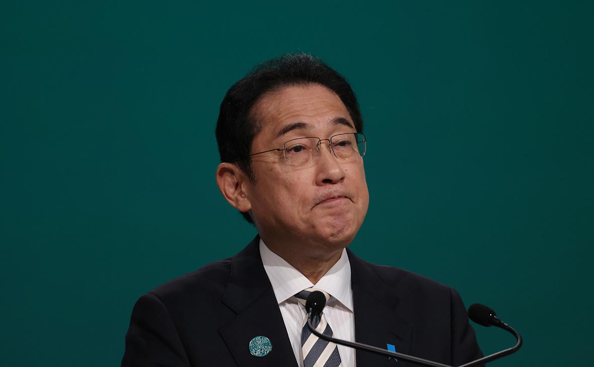Японский премьер уволит министров из-за скандала с откатами