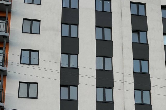 Оконная рама упала с 20-го этажа на москвичку и ребенка в коляске