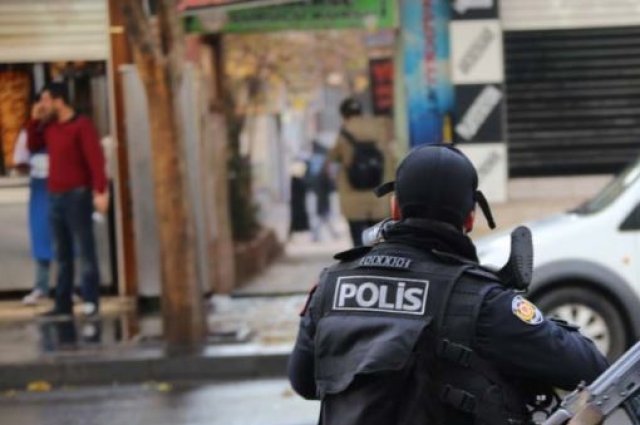 В Турции мужчина захватил заложника и требует встречи с главой МВД