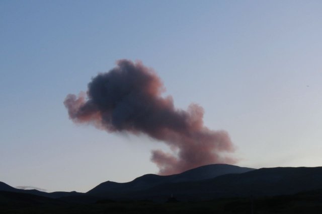 МЧС: вулкан Эбеко на Курилах выбросил пепел на высоту почти 3 километра