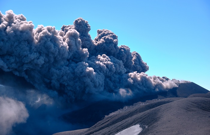Вулкан Эбеко на Северных Курилах выбросил пепел на высоту 2,8 км
