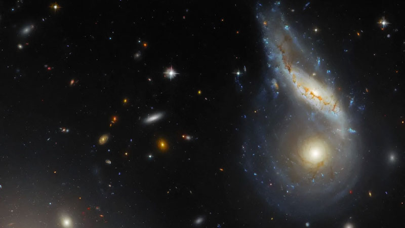 «Хаббл» показал ДТП галактического масштаба — одна галактика наехала на другую