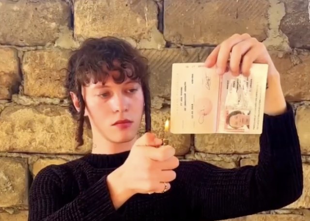 Суд продлил на месяц арест певца Шарлота, сжегшего российский паспорт