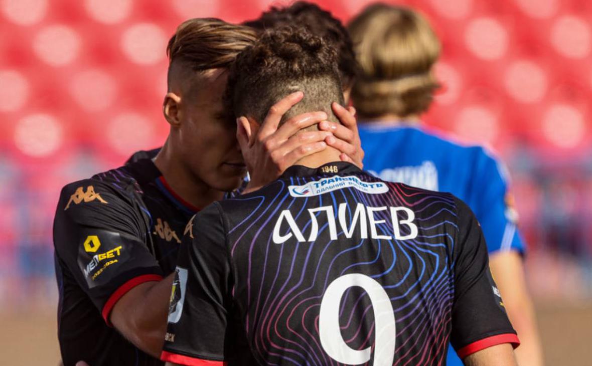 Футболисты двух российских клубов устроили драку после матча в Турции