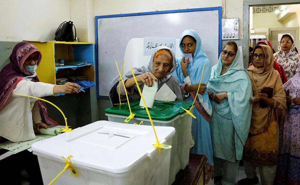 Без интернета и с оппозицией в тюрьме: как прошли выборы в Пакистане