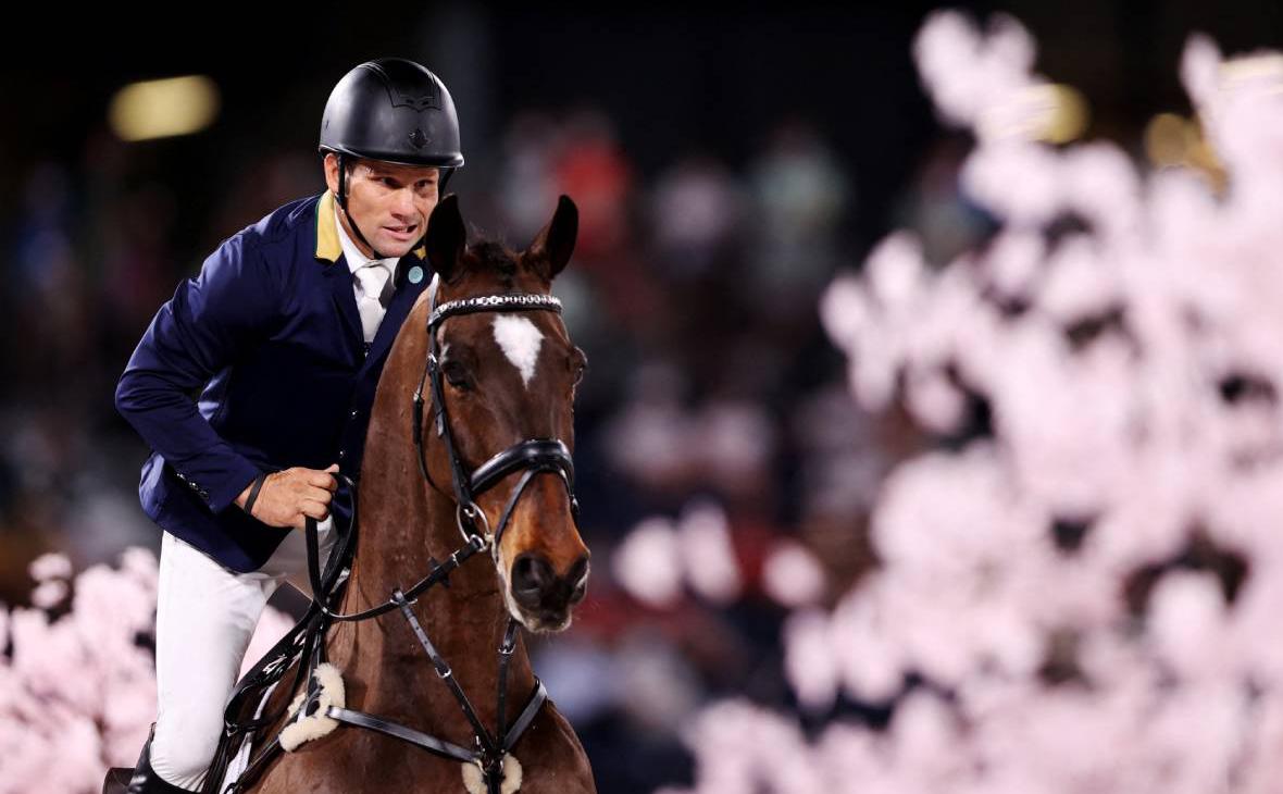 Призера Олимпиады по конному спорту отстранили за скачки в костюме Бората