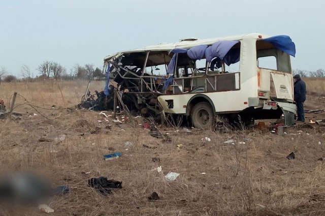 В Сети появились кадры с места подрыва автобуса на мине в ЛНР