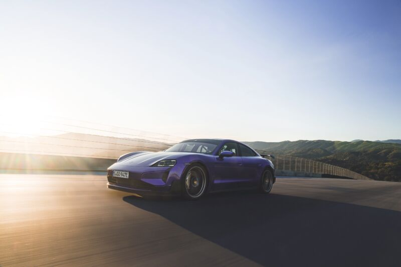 Представлен самый мощный Porsche в истории: электромобиль Taycan Turbo GT мощностью почти 1100 л.с.