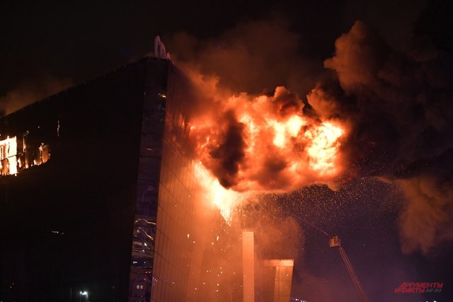 Вертолеты сбросили 771 тонну воды на горящий «Крокус Сити Холл»