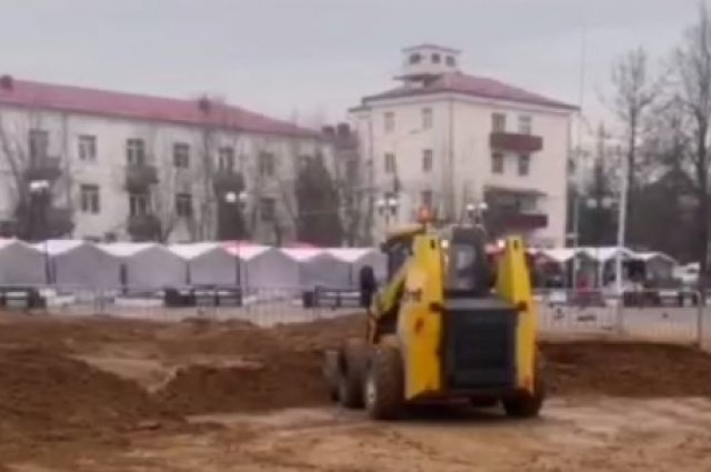 В Солнечногорске убирают песок, в котором увязли двое детей
