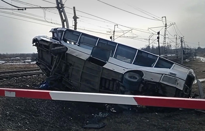 Диспетчер переезда в Ярославской области, где поезд врезался в автобус, был пьян