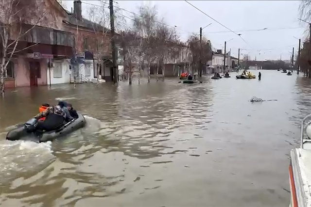 К помощи в борьбе с наводнением в Орске подключили военных