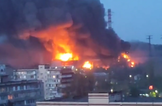 Появились кадры пожара после удара по самой мощной Трипольской ТЭС в Киеве