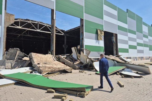 В Волгограде частично обрушилось здание торгового комплекса