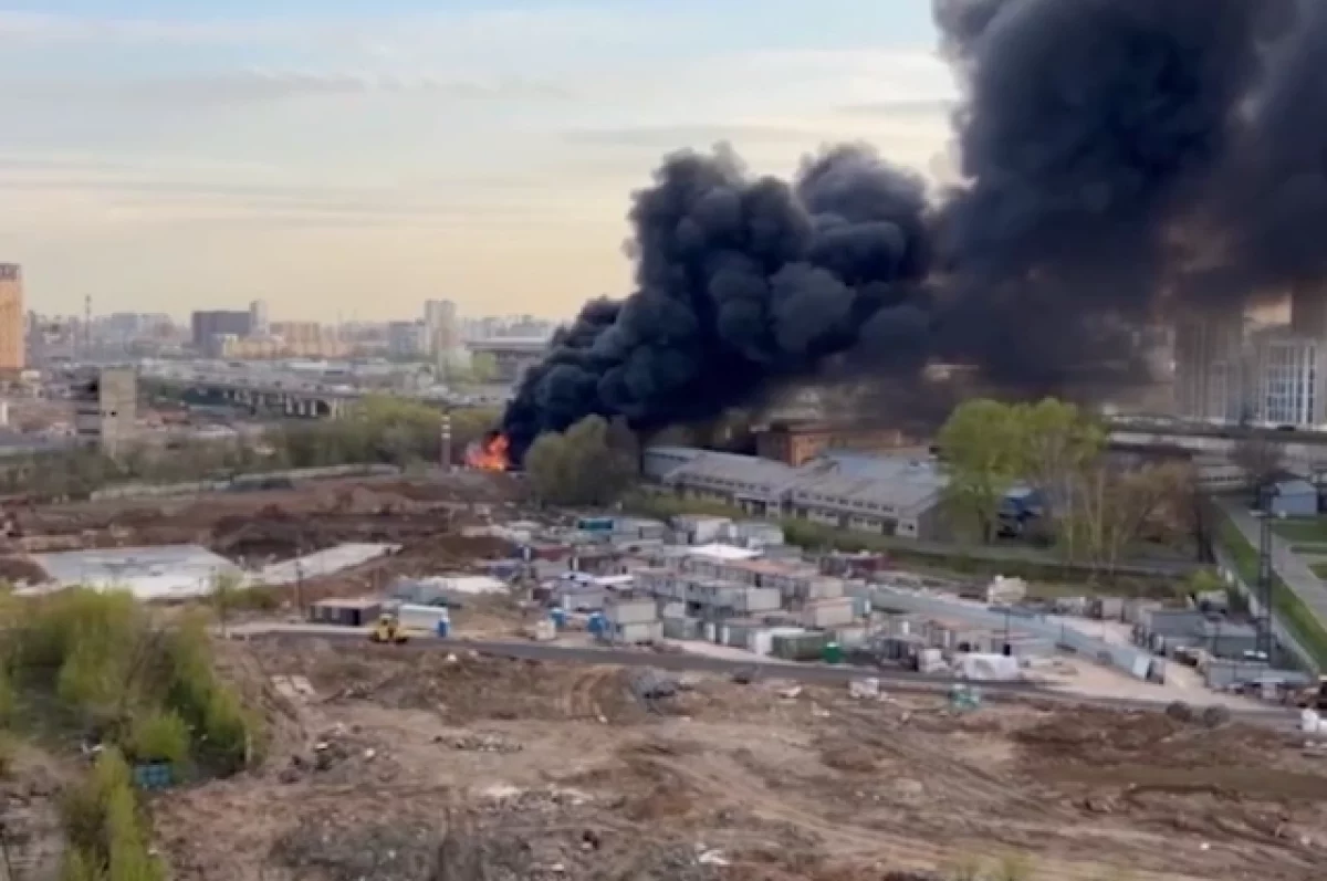 На востоке Москвы произошел крупный пожар в заброшенном здании