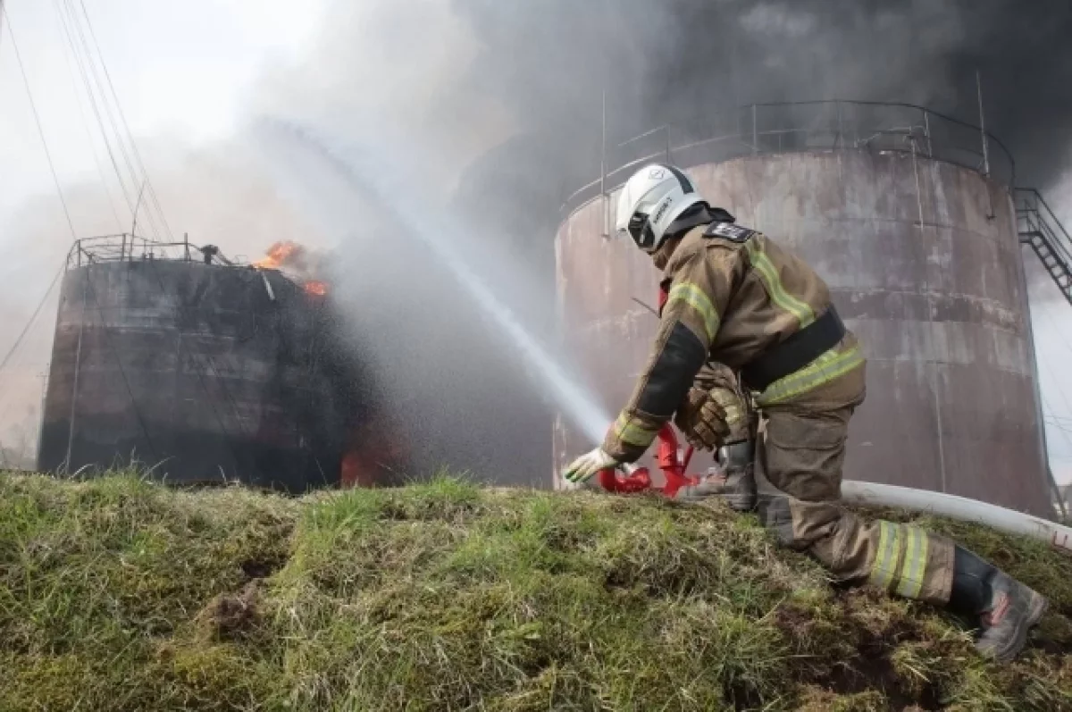В Смоленской области завершили активную фазу тушения пожара на нефтебазе