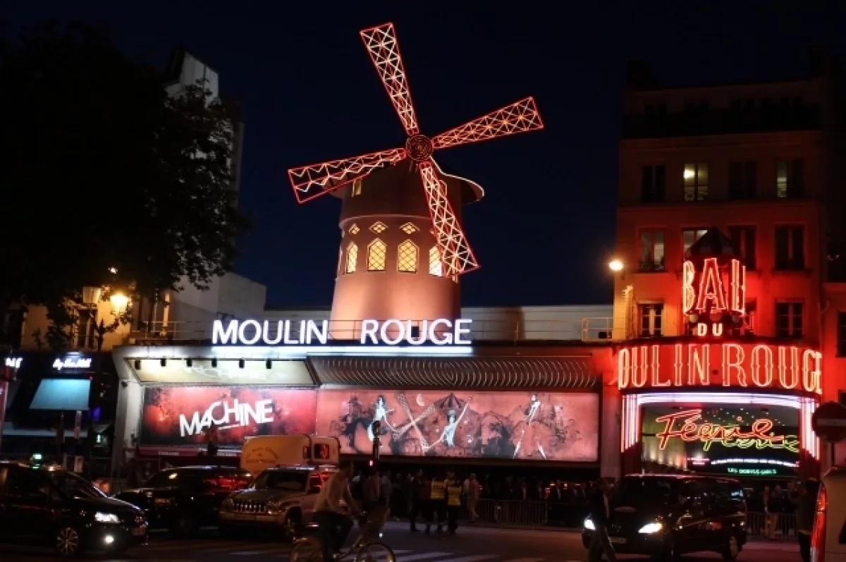 BFMTV: в Париже обрушились крылья мельницы знаменитого кабаре «Мулен Руж»