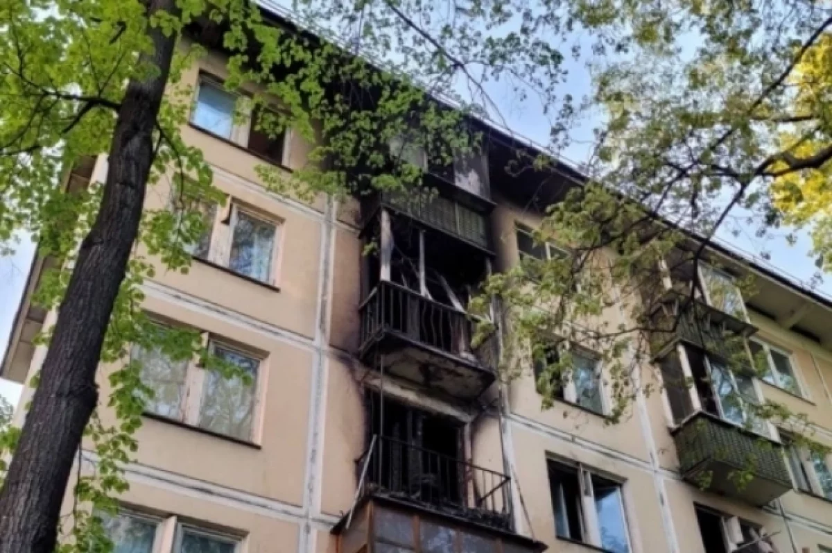 Сотрудники МЧС спасли из горящей квартиры в Москве троих детей