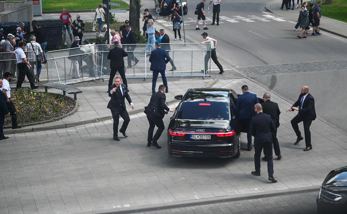 Премьер Словакии Фицо при покушении получил ранения в живот, грудь и руку