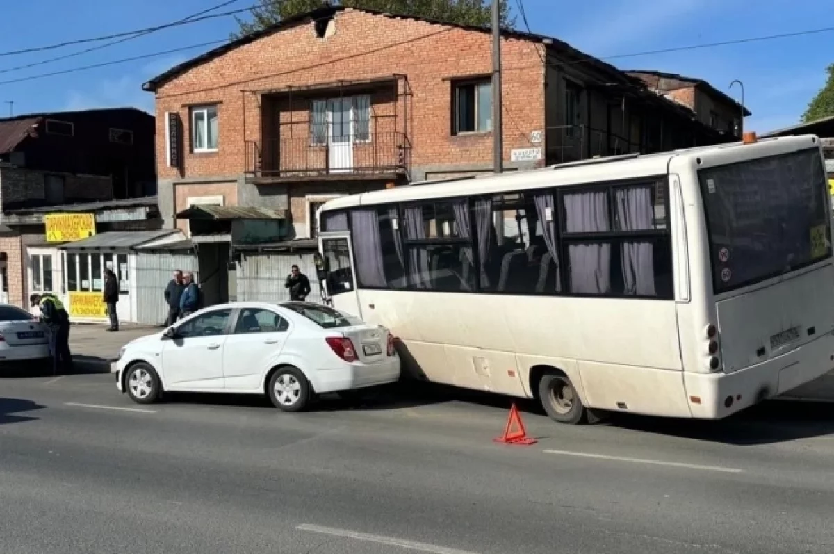 В Самаре автобус въехал в остановку и сбил человека