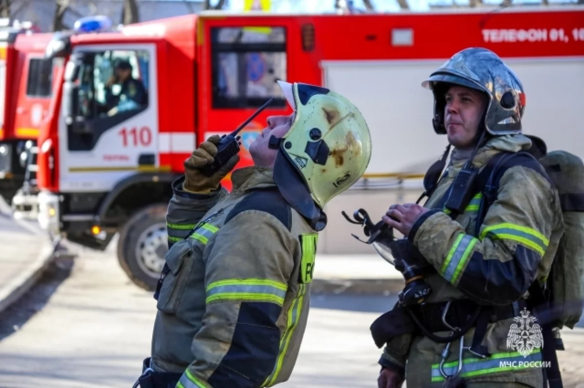 В Краснодарском крае загорелся склад овощебазы на площади 1 тыс. кв. м