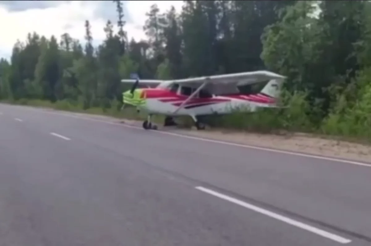 Легкомоторный самолет аварийно приземлился на трассу в Мурманской области