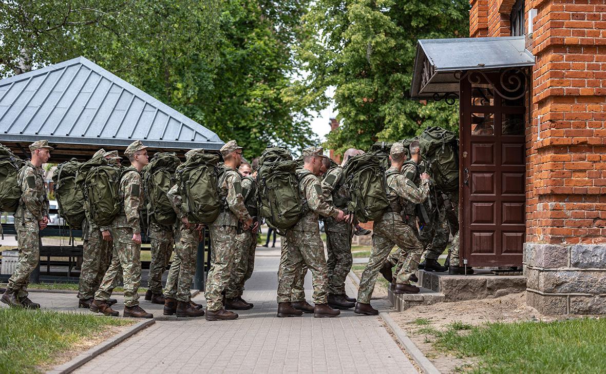 В Литве начнут призывать в армию сразу после окончания школы