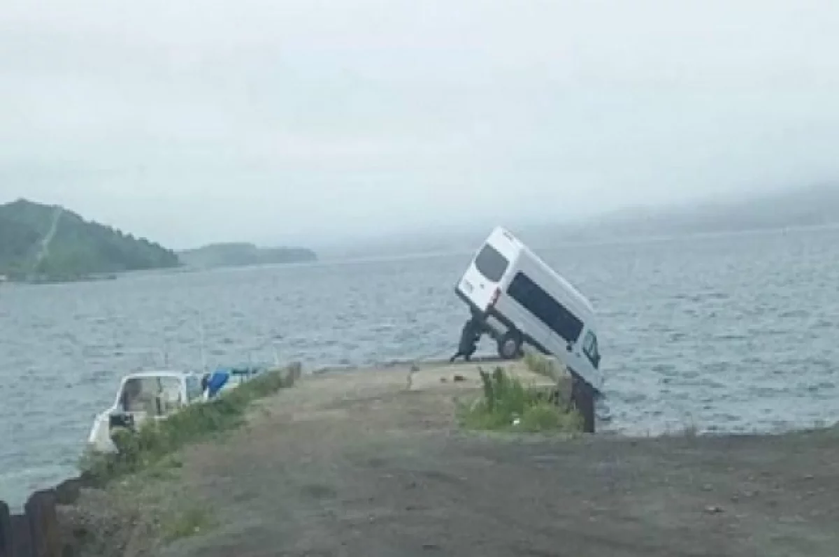 В Приморском крае автобус с туристами завис над обрывом