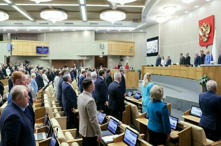 В Госдуме почтили минутой молчания память жертв терактов в Крыму и Дагестане