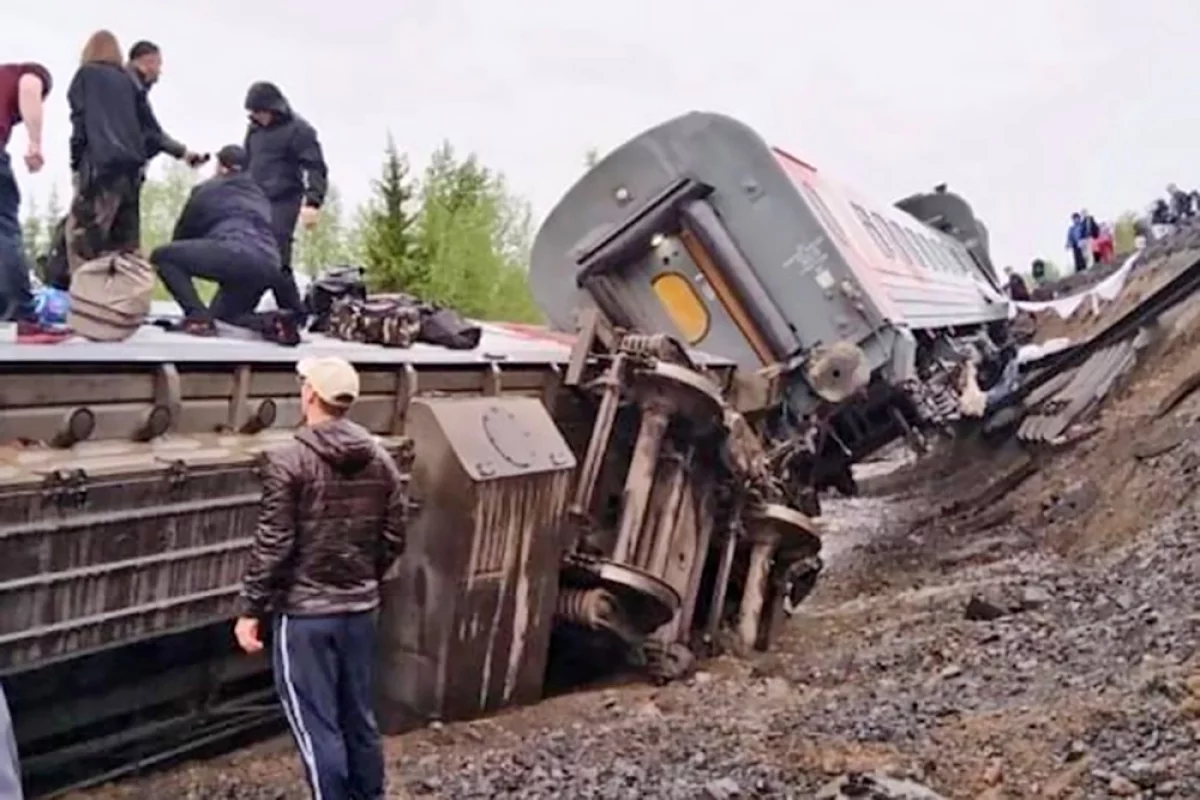 Дополнительная группа спасателей направляется к месту ЧП с поездом в Коми