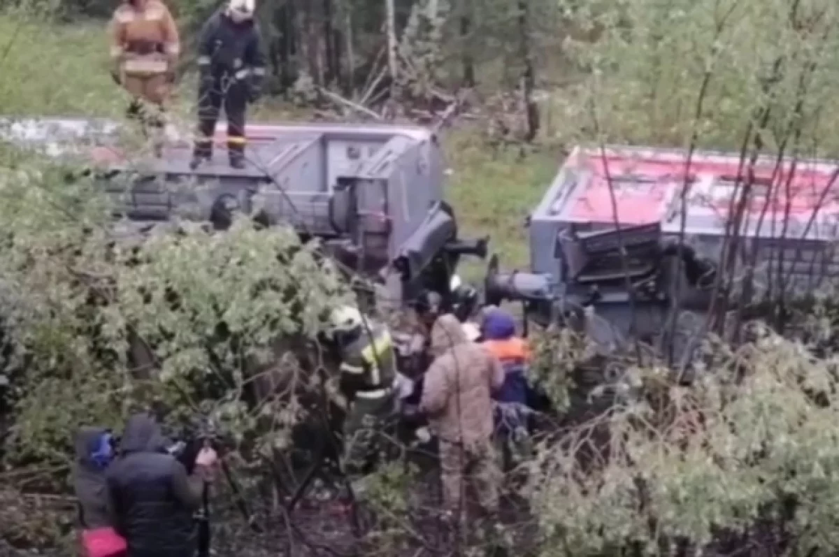 МЧС опубликовало видео с места схода с рельсов вагонов поезда в Коми