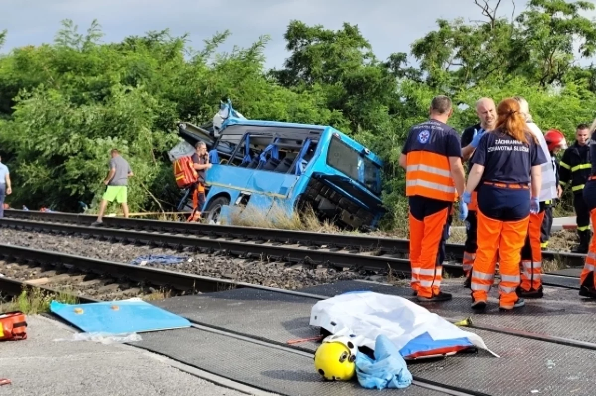 В Словакии скоростной поезд протаранил пассажирский автобус