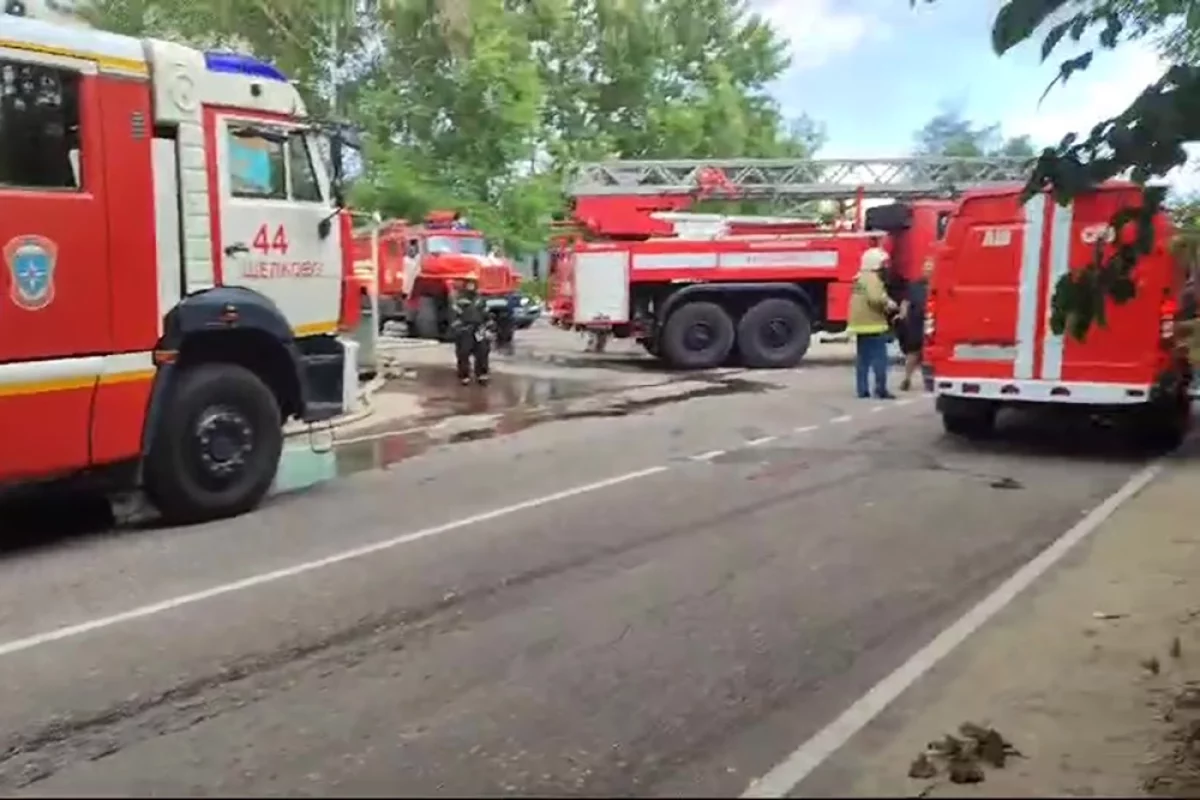 Пожарные потушили огонь в красноярском автосервисе на 1,8 тыс. кв. м