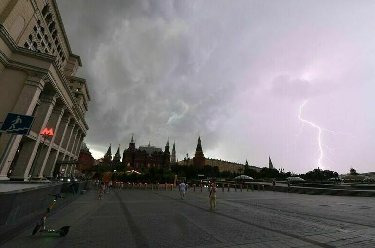 Москвичей предупредили о дождях и грозе во второй половине дня пятницы