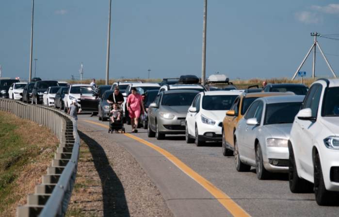 Движение автомобилей по Крымскому мосту перекрыто