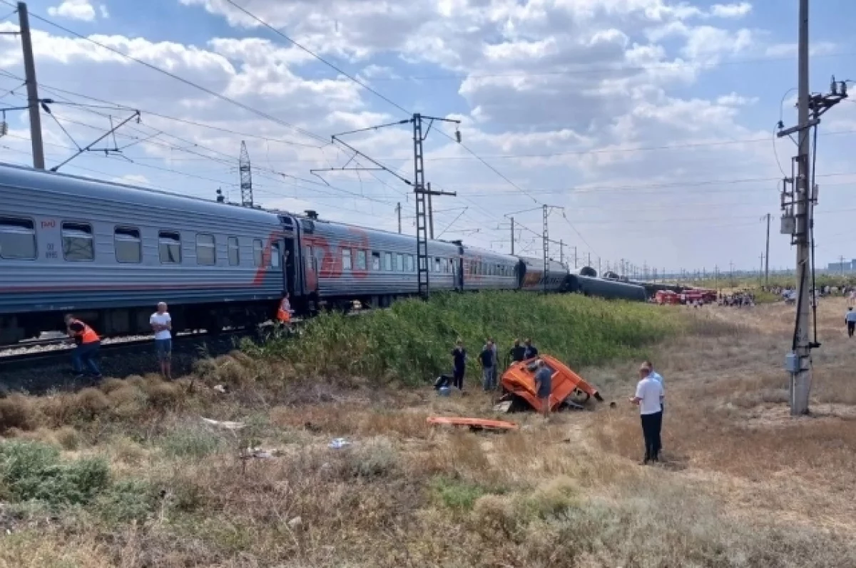 В Волгоградской области умер водитель столкнувшегося с поездом КамАЗа