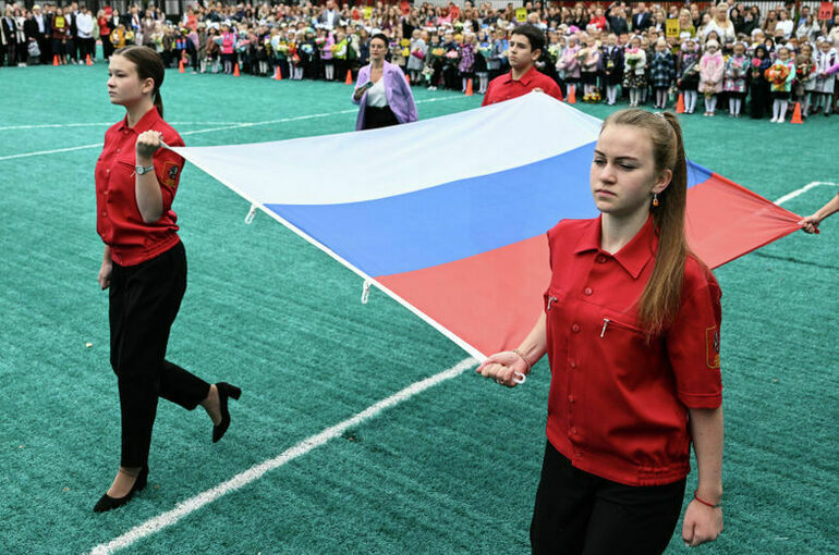 Внимание всем! Равнение на флаг!