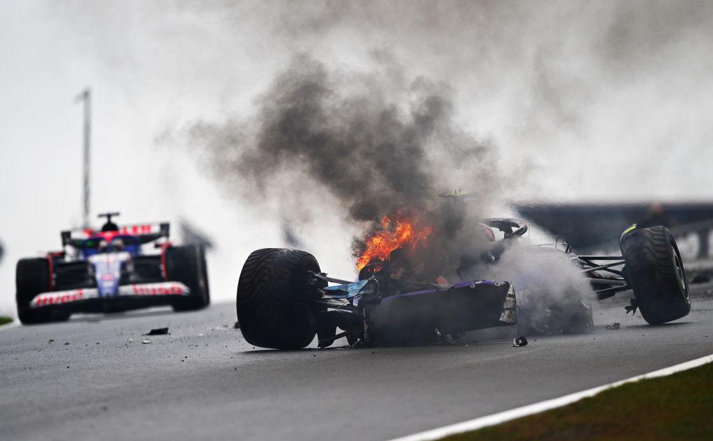 Болид F1 загорелся во время третьей практики на Гран-при Нидерландов