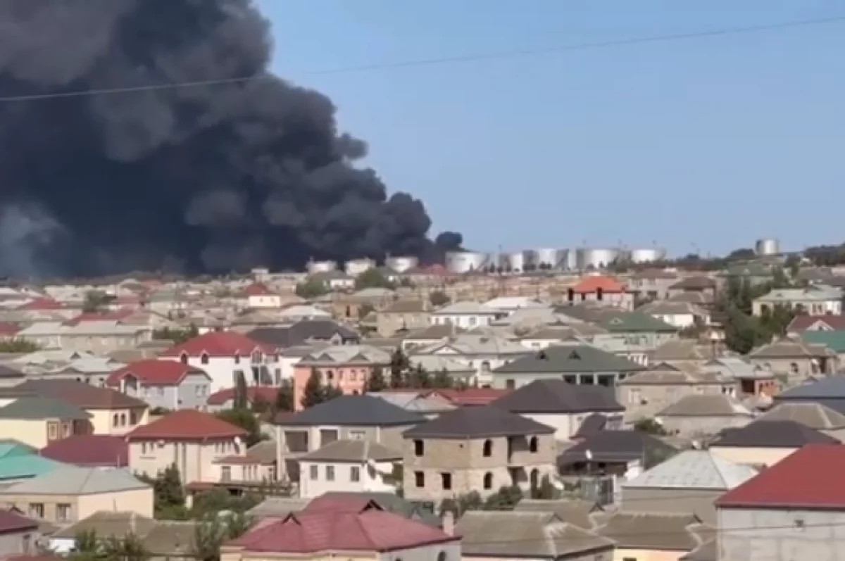 В Баку из-за пожара ограничили движение по дороге в аэропорт