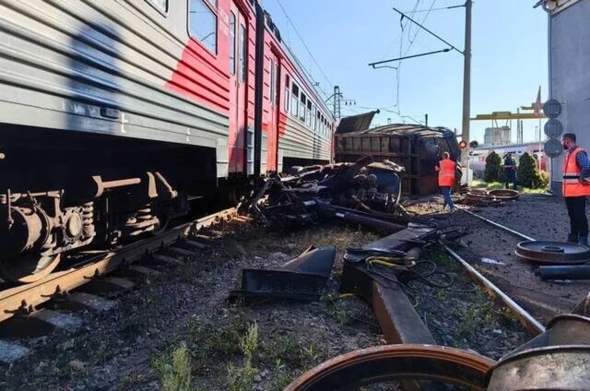 В Санкт-Петербурге столкнулись электричка и грузовик