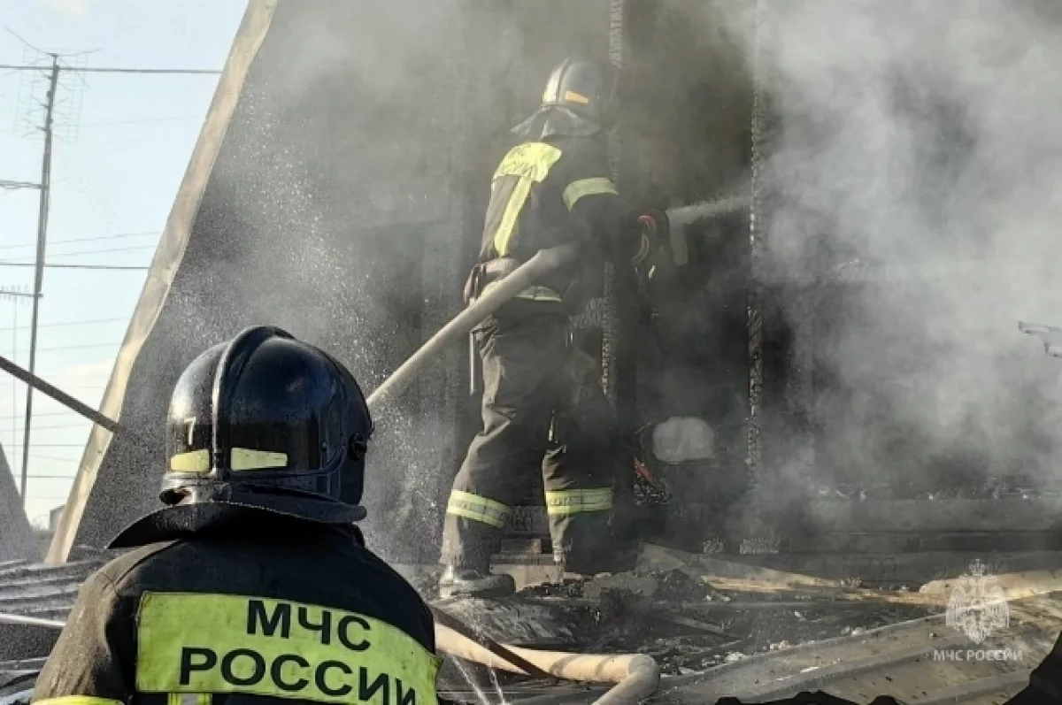 Крупный пожар охватил промзону в подмосковном поселке Скоропусковский