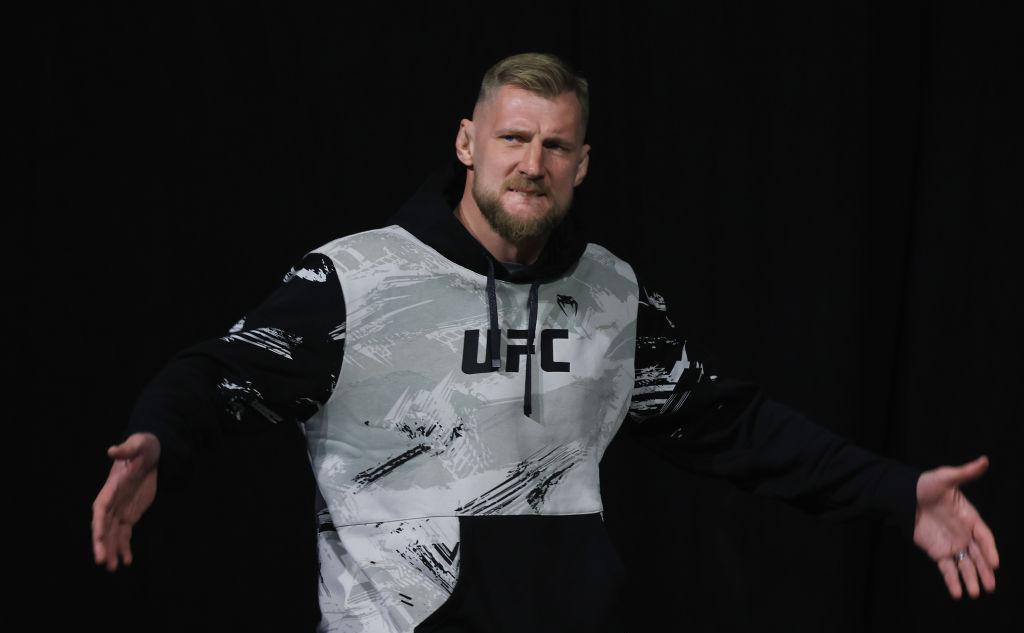 Лучший российский тяжеловес в UFC снялся с боя из-за травмы