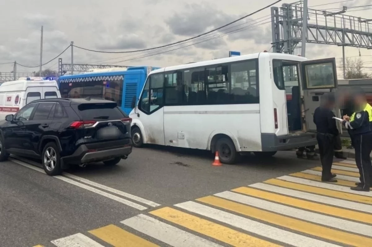 Девять человек пострадали при столкновении двух автобусов на юге Москвы