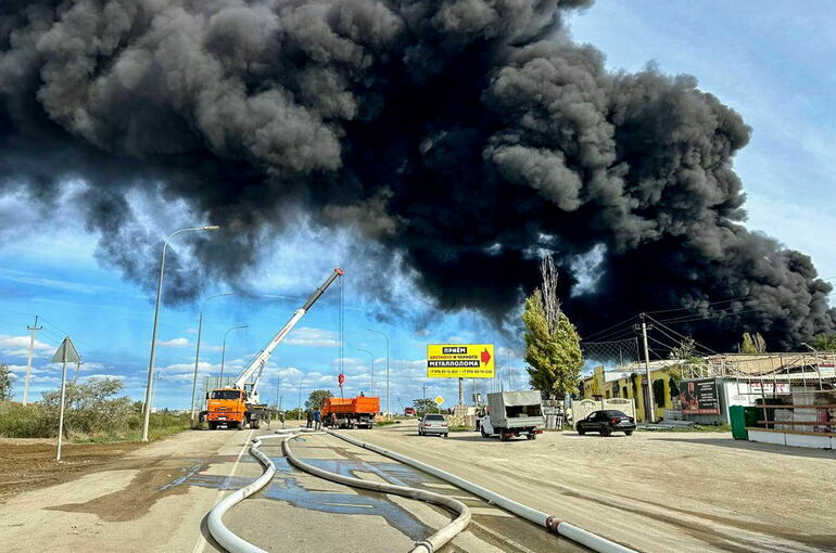 В Феодосии нормализовались пробы воздуха вблизи горящей нефтебазы