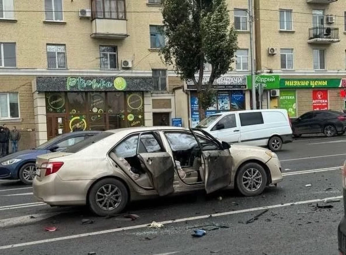 Военкор Котенок показал кадры с места подрыва автомобиля в центре Луганска