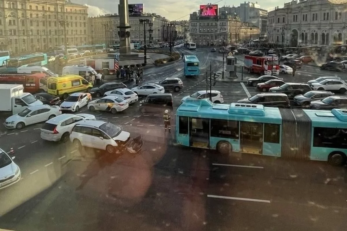 Беглов: десять человек, в том числе дети, пострадали в ДТП в Петербурге