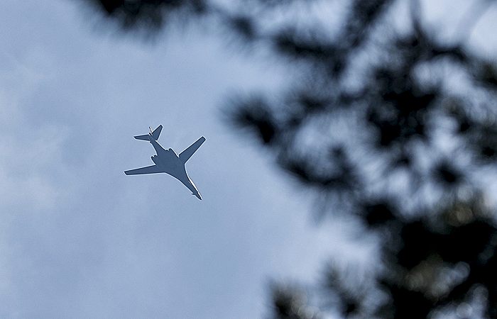 Бомбардировщик B-1B Lancer ВВС США провел полет к югу от Корейского полуострова