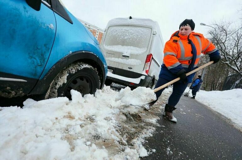 Зарплата дворников в Москве догнала жалованье «белых воротничков»